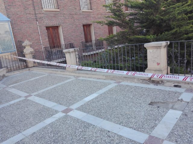 El PSOE reclama la consolidación de los elementos de piedra en plaza Cardenal Belluga ante el riesgo de desprendimientos - 1, Foto 1