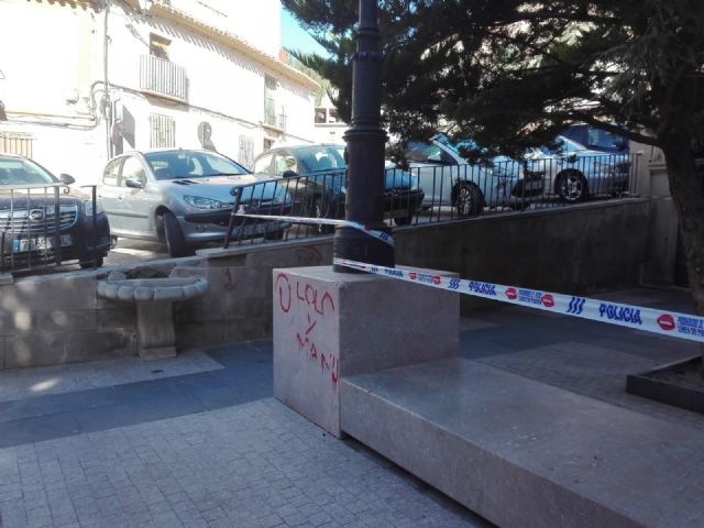 El PSOE reclama la consolidación de los elementos de piedra en plaza Cardenal Belluga ante el riesgo de desprendimientos - 2, Foto 2