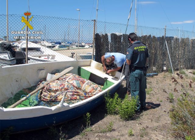 La Guardia Civil decomisa dos embarcaciones de pesca y sus artes utilizadas para pescar ilícitamente en el Mar Menor - 1, Foto 1