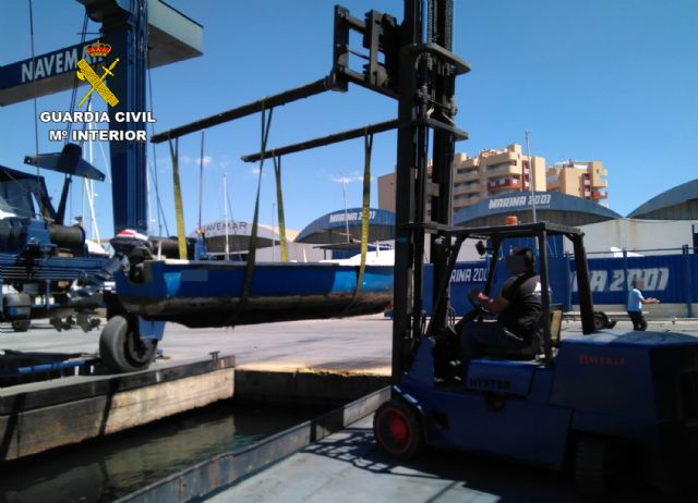 La Guardia Civil decomisa dos embarcaciones de pesca y sus artes utilizadas para pescar ilícitamente en el Mar Menor - 3, Foto 3