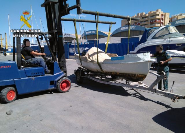 La Guardia Civil decomisa dos embarcaciones de pesca y sus artes utilizadas para pescar ilícitamente en el Mar Menor - 4, Foto 4