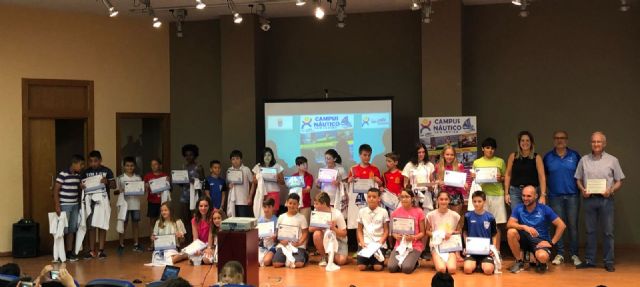 La concejalía de Deportes entrega 56 becas entre los alumnos del programa escolar de Vela y Piragüismo - 1, Foto 1