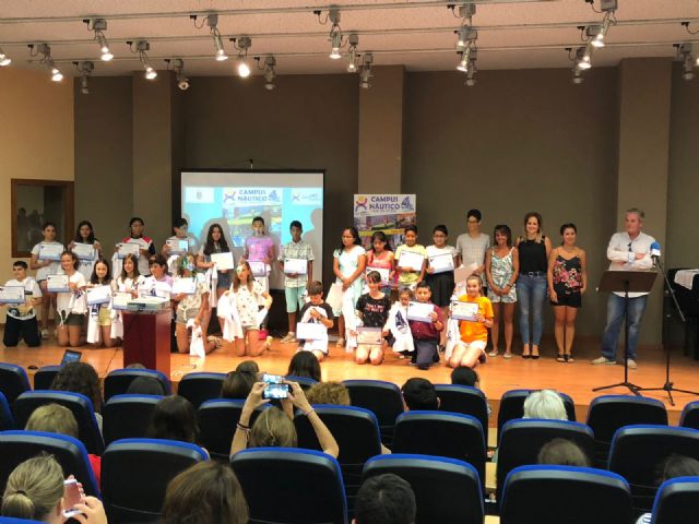 La concejalía de Deportes entrega 56 becas entre los alumnos del programa escolar de Vela y Piragüismo - 3, Foto 3