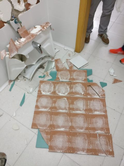 El Ayuntamiento desarrollará, en los próximos días, labores de supervisión en los centros educativos para evitar problemas tras la caída, esta mañana, de parte de una pared del Colegio Sagrado Corazón - 2, Foto 2