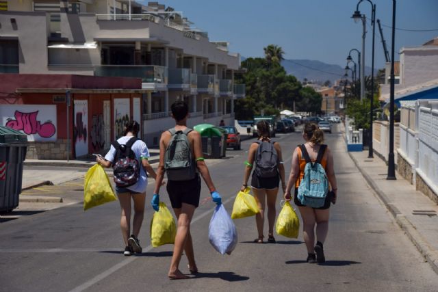 100 jóvenes se movilizan por móvil para recoger basura en Cartagena - 1, Foto 1