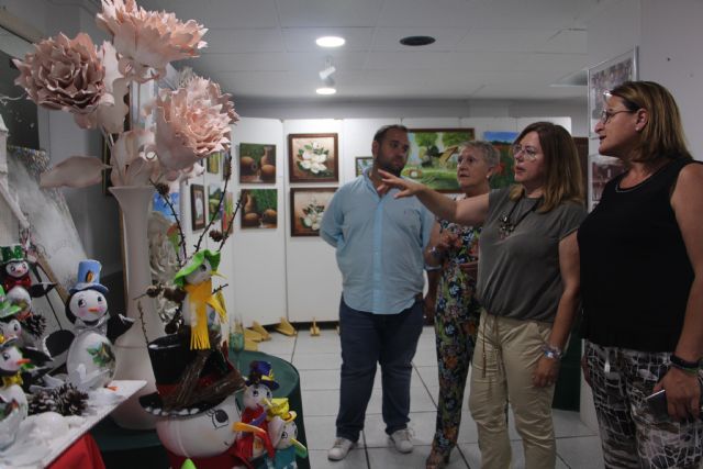 Se inaugura la exposición de manualidades de la Asociación de Amas de Casa - 1, Foto 1