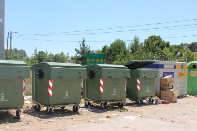 Instan a los ciudadanos a realizar un uso adecuado de los contenedores en las zonas de los Huertos y las pedanías en verano