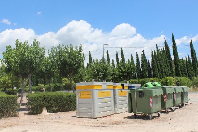 Instan a los ciudadanos a realizar un uso adecuado de los contenedores en las zonas de los Huertos y las pedanías en verano, Foto 2