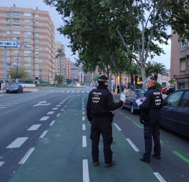 La Policía Local de Lorca pone en marcha un operativo para la identificación de personas que abandonen mascarillas y guantes en vía pública - 1, Foto 1