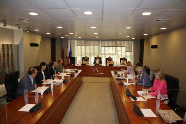 El grupo parlamentario liberal impulsa la utilización del Puerto de Cartagena como centro logístico por las empresas de la Región - 3, Foto 3