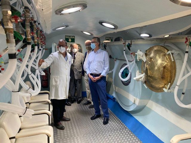 El consejero de Salud visita la cámara hiperbárica instalada en el Santo y Real Hospital La Caridad de Cartagena - 1, Foto 1