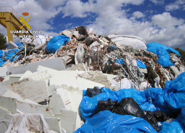 La Guardia Civil inspecciona dos explotaciones agrícolas y un centro de gestión de residuos y detecta 21 infracciones en materia de residuos, industria, sanidad vegetal y protección ambiental - 2, Foto 2