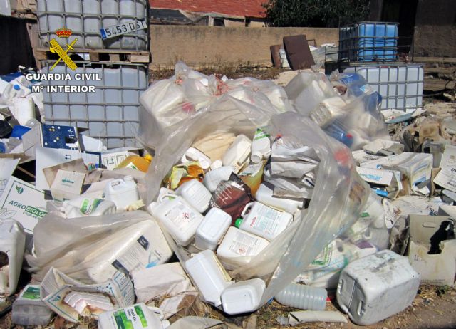 La Guardia Civil inspecciona dos explotaciones agrícolas y un centro de gestión de residuos y detecta 21 infracciones en materia de residuos, industria, sanidad vegetal y protección ambiental - 3, Foto 3