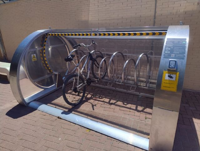 El Ayuntamiento instala tres aparcabicis seguros en Alcantarilla con capacidad para 22 bicicletas o patinetes - 1, Foto 1