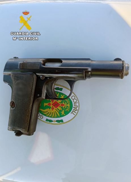 La Guardia Civil interviene dos pistolas y marihuana en un control de velocidad - 2, Foto 2