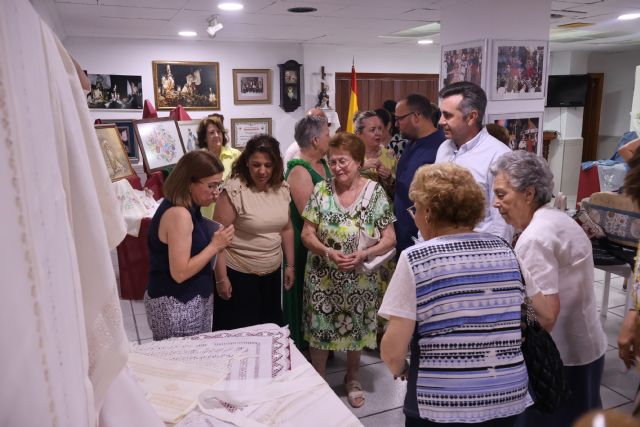 Las Amas de Casa muestran los trabajos del curso en su exposición de manualidades - 2, Foto 2