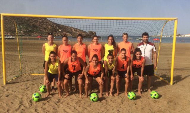 Las selecciones femeninas senior y cadete de fútbol playa, al Nacional de Extremadura - 1, Foto 1