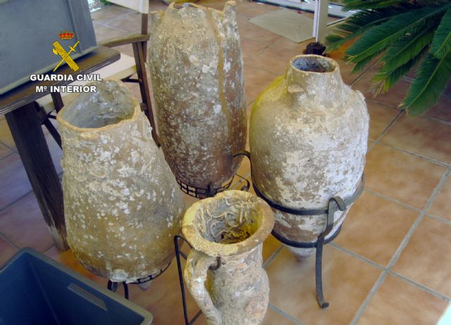 La Guardia Civil recupera cuatro ánforas romanas y un lingote de plomo en un domicilio de Cabo de Palos - 1, Foto 1