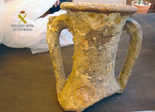 La Guardia Civil recupera cuatro ánforas romanas y un lingote de plomo en un domicilio de Cabo de Palos - 3, Foto 3