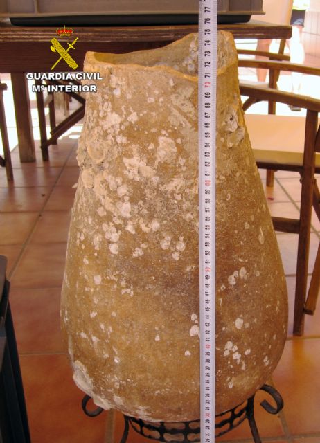 La Guardia Civil recupera cuatro ánforas romanas y un lingote de plomo en un domicilio de Cabo de Palos - 4, Foto 4