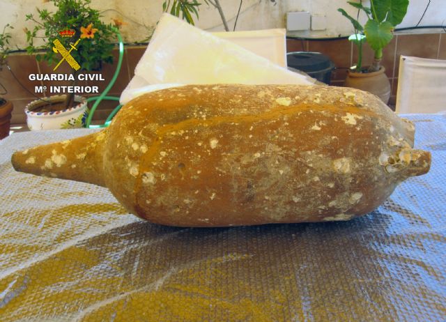 La Guardia Civil recupera cuatro ánforas romanas y un lingote de plomo en un domicilio de Cabo de Palos - 5, Foto 5