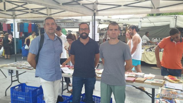 La biblioteca de San Javier regala libros en el mercadillo de Santiago de la Ribera - 1, Foto 1