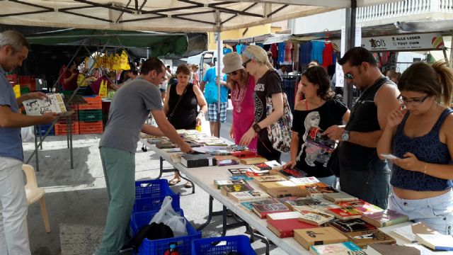 La biblioteca de San Javier regala libros en el mercadillo de Santiago de la Ribera - 2, Foto 2