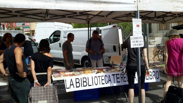 La biblioteca de San Javier regala libros en el mercadillo de Santiago de la Ribera - 3, Foto 3