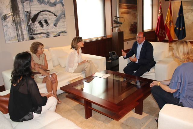 El presidente de la Comunidad se reúne con representantes de la asociación RedMadre - 2, Foto 2