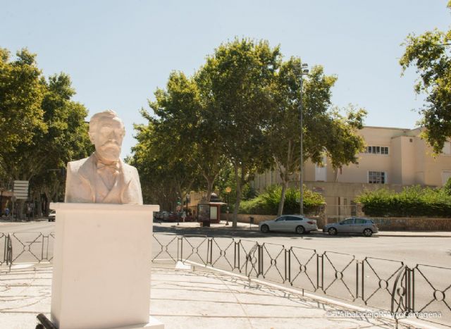 El busto restaurado de Jimenez de la Espada ya luce en el Paseo Alfonso XIII, frente al instituto que lleva su nombre - 1, Foto 1