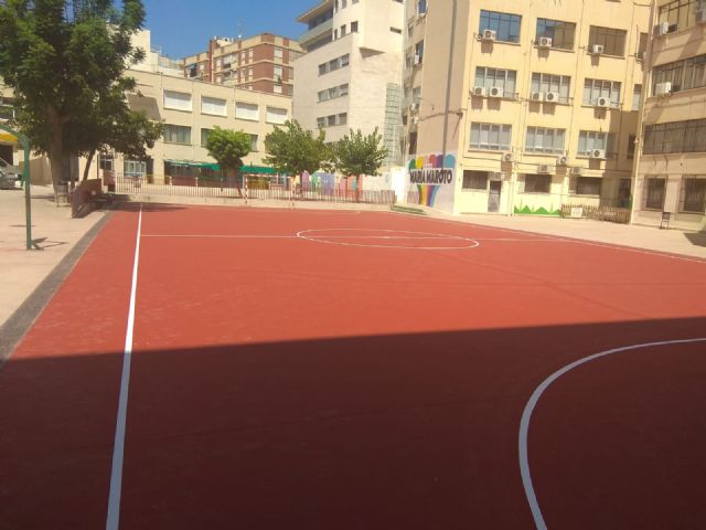 El Ayuntamiento mejora las instalaciones deportivas de los colegios Nuestra Señora de La Paz y María Maroto - 1, Foto 1
