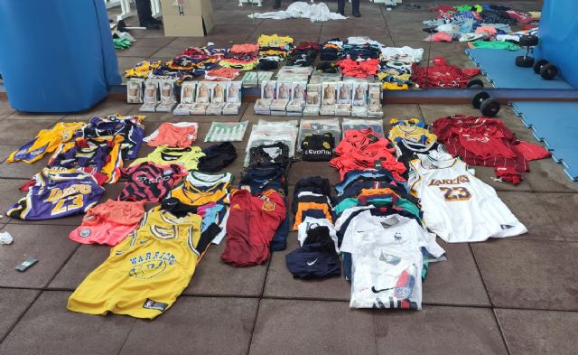 Decomisados 208 artículos de imitación en el mercadillo de Islas Menores - 1, Foto 1