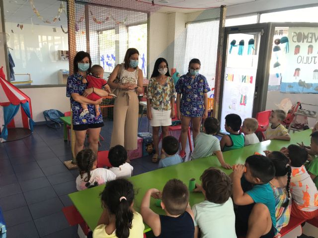 La alcaldesa y la edil de Igualdad visitan a los niños y niñas participantes en el Programa Escuela Días No Lectivos - 2, Foto 2