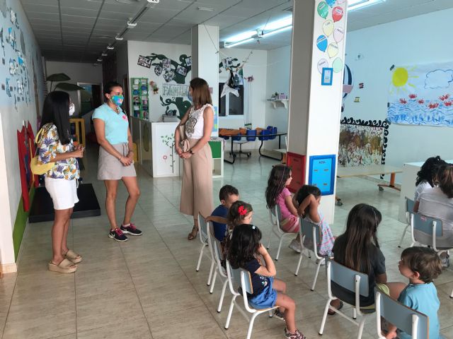 La alcaldesa y la edil de Igualdad visitan a los niños y niñas participantes en el Programa Escuela Días No Lectivos - 4, Foto 4