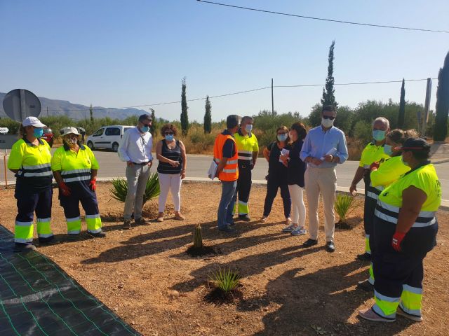 El Ayuntamiento pone en marcha un programa de empleo público para la mejora y ajardinamiento de las siete rotondas que dan acceso a las pedanías - 1, Foto 1