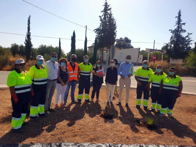 El Ayuntamiento pone en marcha un programa de empleo público para la mejora y ajardinamiento de las siete rotondas que dan acceso a las pedanías - 2, Foto 2