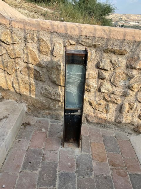 El Ayuntamiento de Lorca pide colaboración para identificar a los autores de los actos vandálicos que han destrozado la iluminación del entorno de la iglesia de San Juan - 1, Foto 1