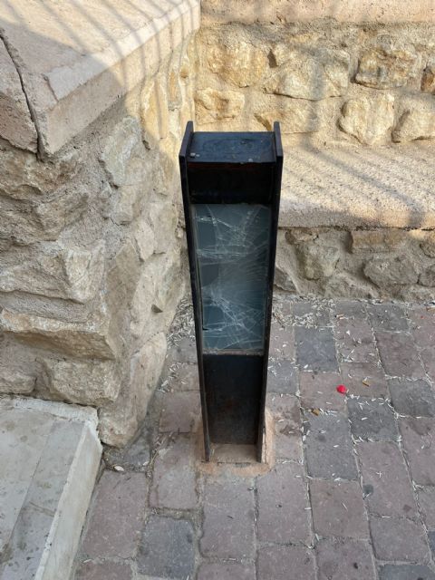 El Ayuntamiento de Lorca pide colaboración para identificar a los autores de los actos vandálicos que han destrozado la iluminación del entorno de la iglesia de San Juan - 2, Foto 2