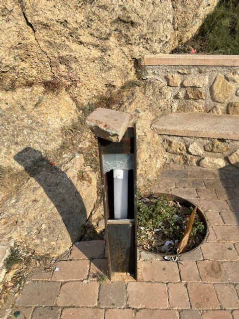 El Ayuntamiento de Lorca pide colaboración para identificar a los autores de los actos vandálicos que han destrozado la iluminación del entorno de la iglesia de San Juan - 3, Foto 3