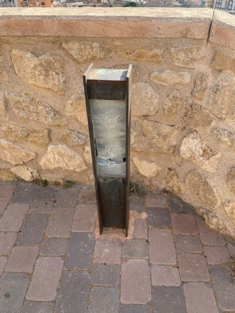 El Ayuntamiento de Lorca pide colaboración para identificar a los autores de los actos vandálicos que han destrozado la iluminación del entorno de la iglesia de San Juan - 4, Foto 4