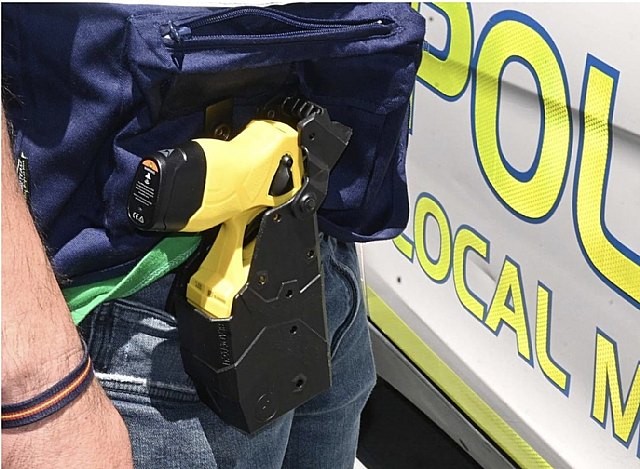 VOX Molina solicita autorizar el uso de pistolas eléctricas o táser como arma reglamentaria de la Policía local - 1, Foto 1