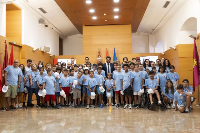 López Miras recibe a los niños con hemofilia que participan en un campamento en Totana para ser más autónomos