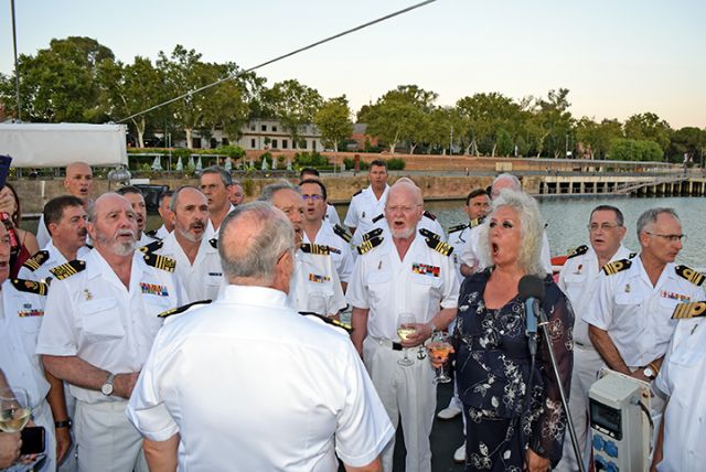 España. Sevilla . Fiesta en honor a la Patrona de la Armada la Virgen del Carmen en el gran catamarán “Luna de Sevilla” por el Guadalquivir - 2, Foto 2