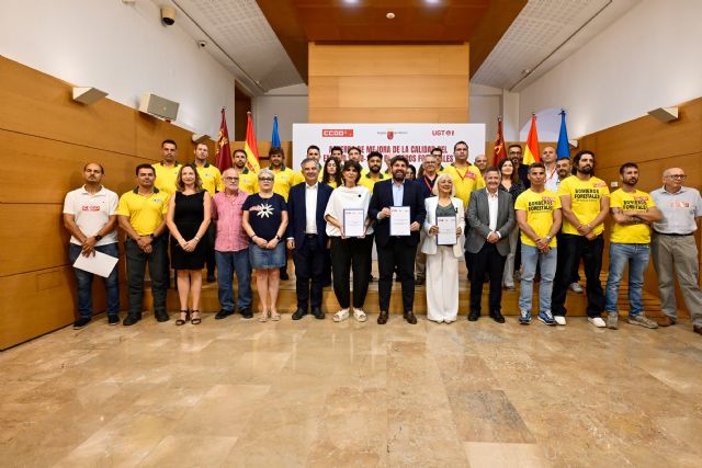 L�pez Miras firma con CCOO y UGT el acuerdo para mejorar las condiciones de los bomberos forestales y aumentar el n�mero de efectivos, Foto 2