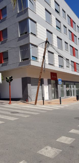 El PSOE exige la retirada de todos los postes de madera provisionales que sustentan el cableado en el barrio de La Viña - 1, Foto 1