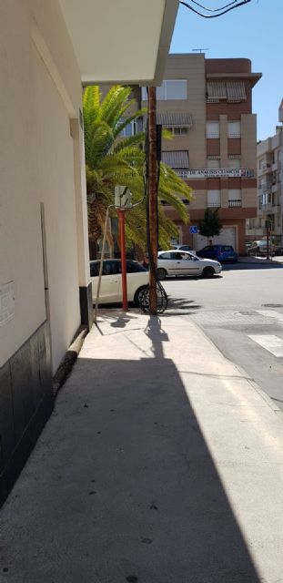 El PSOE exige la retirada de todos los postes de madera provisionales que sustentan el cableado en el barrio de La Viña - 4, Foto 4