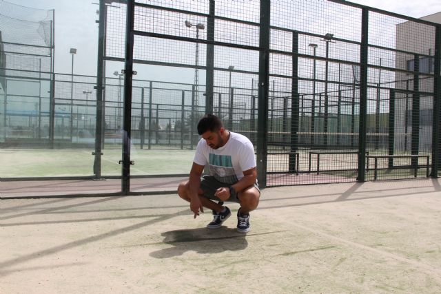 Puerto Lumbreras renovará la superficie de tres pistas de pádel en el polideportivo municipal - 1, Foto 1