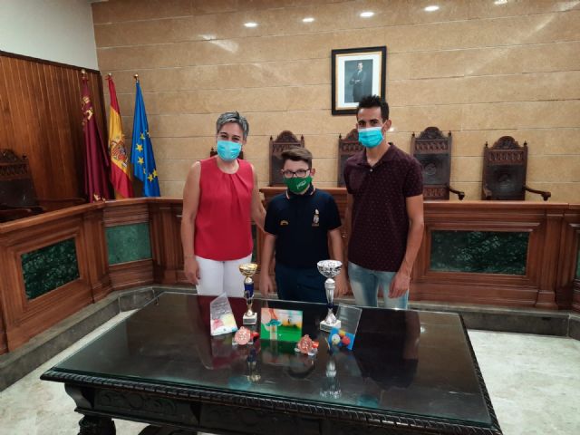 La alcaldesa, Teresa García, y el concejal de deportes, Juan Bernal, reciben al billarista calasparreño Bruno Martínez Castaño - 1, Foto 1