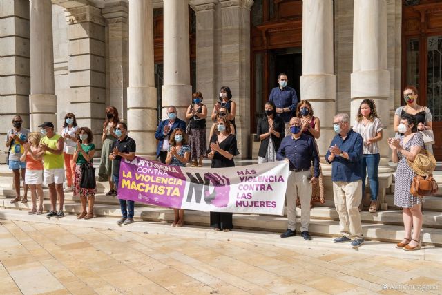 Minuto de silencio por el fallecimiento de la mujer agredida brutalmente por su ex pareja - 1, Foto 1