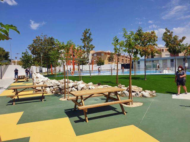 La Concejalía de Deportes mejoró el sombraje, pavimento y ajardinamiento de la piscina municipal de Caravaca - 3, Foto 3